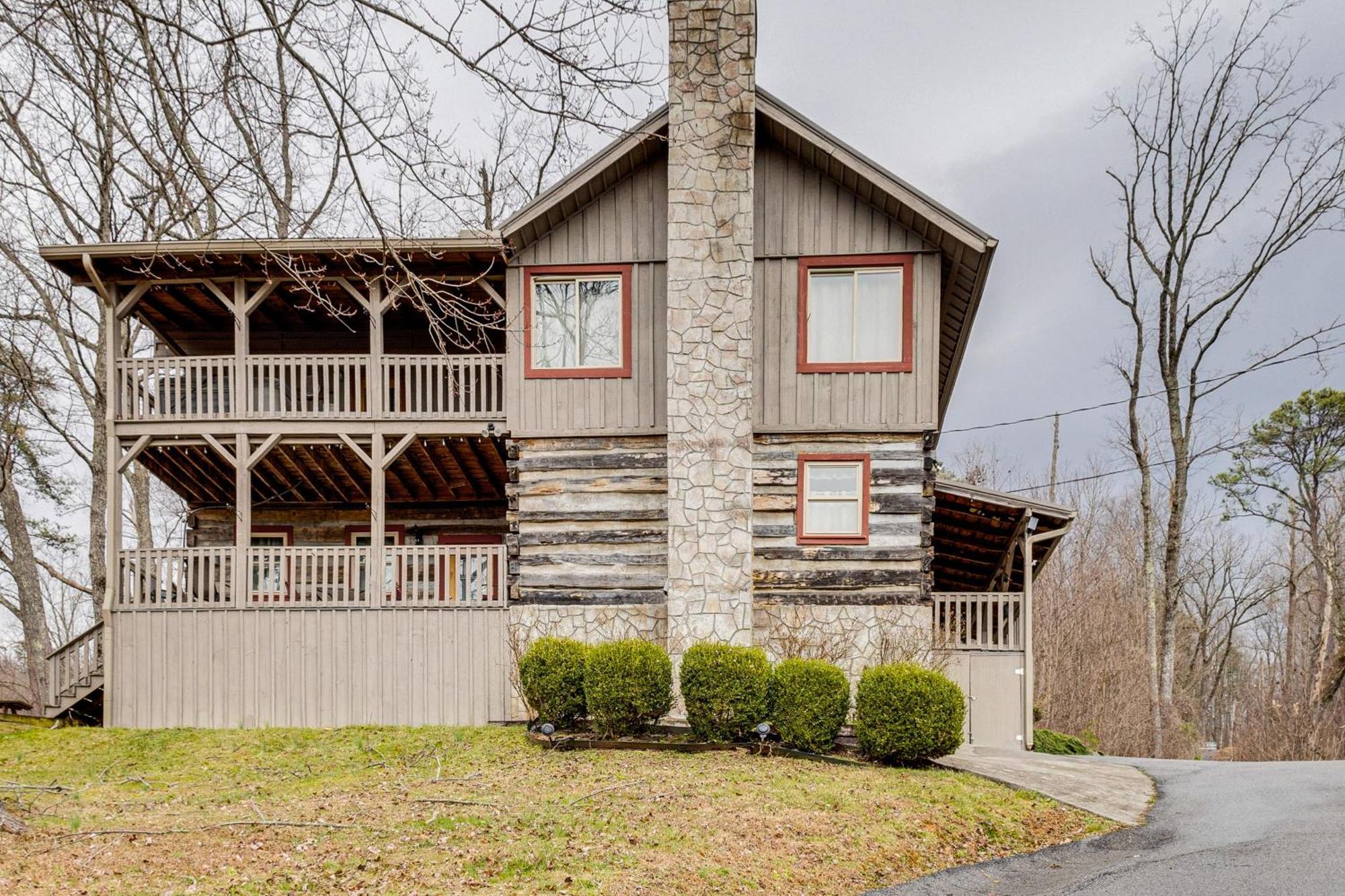 Spacious Gatlinburg Cabin With Hot Tub And Game Room! Bagian luar foto