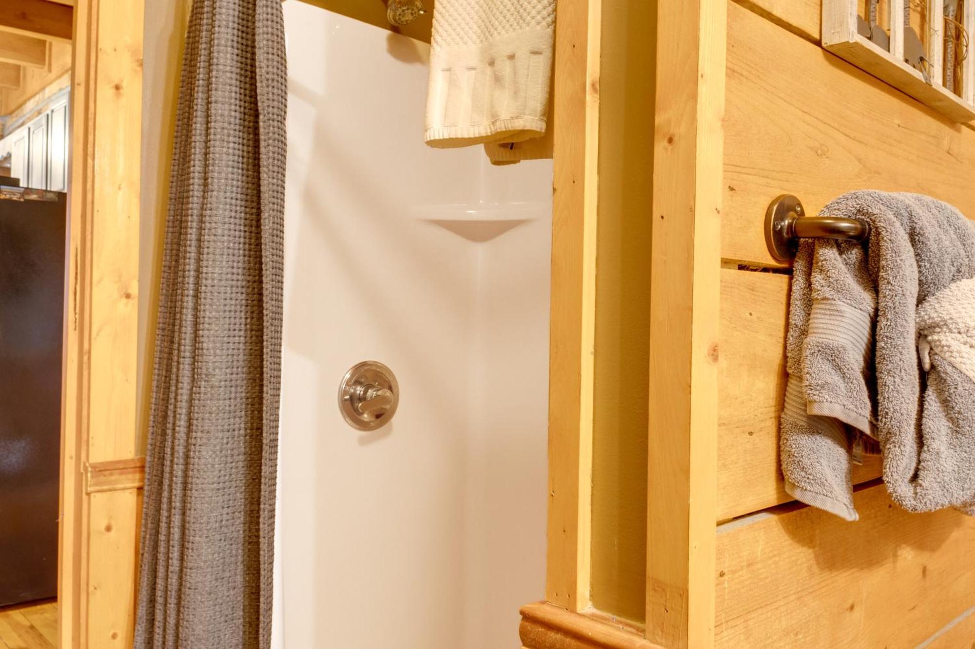 Spacious Gatlinburg Cabin With Hot Tub And Game Room! Bagian luar foto